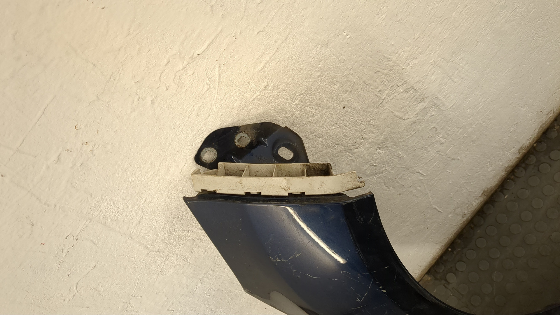 Крыло переднее правое