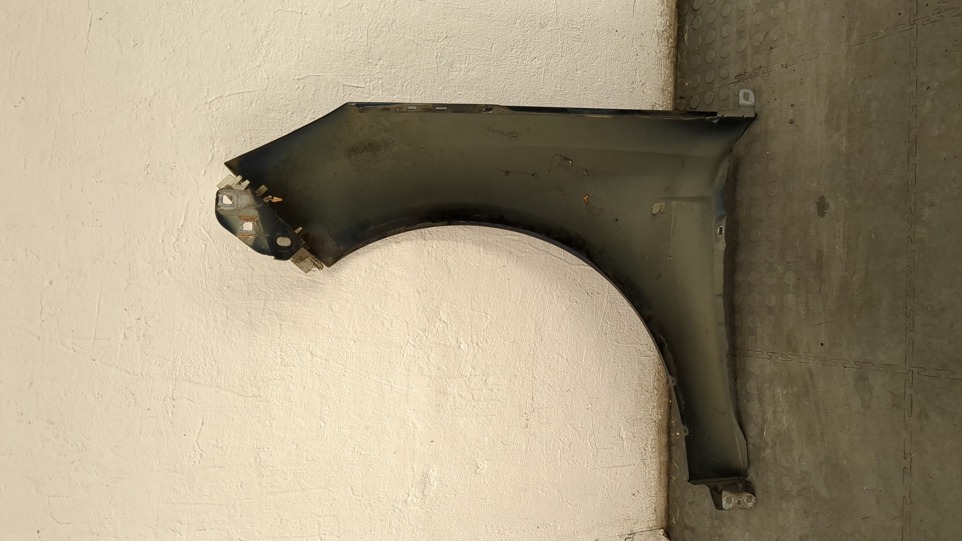 Крыло переднее правое