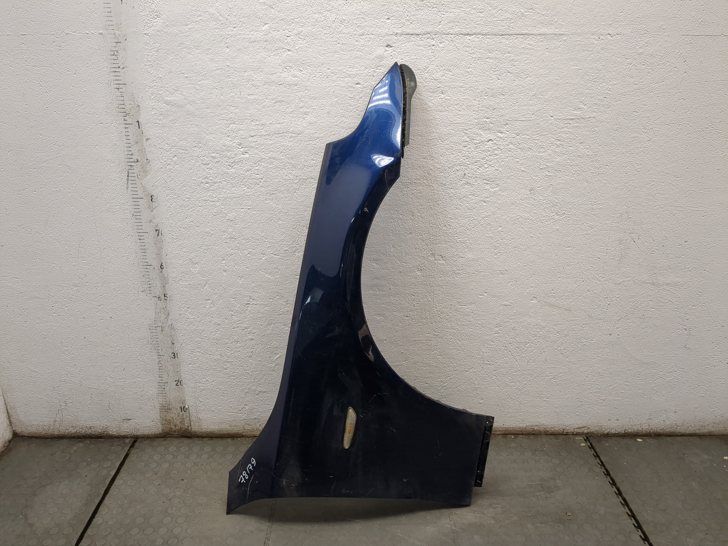 Крыло переднее правое