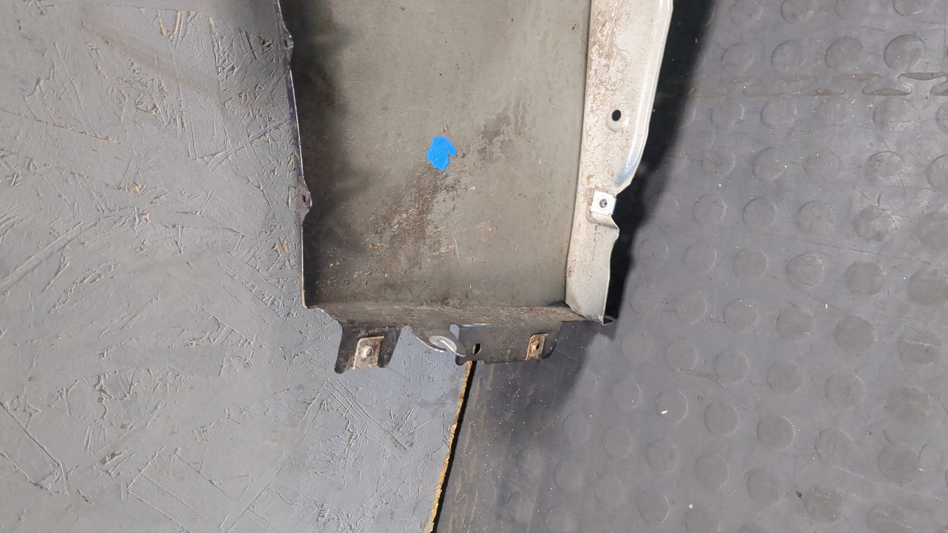 Крыло переднее правое