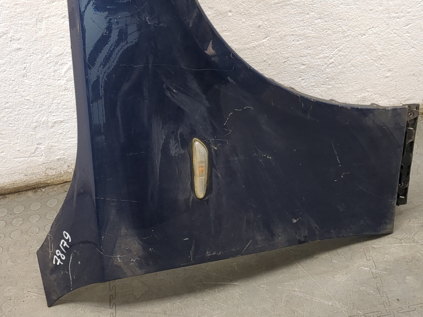 Крыло переднее правое