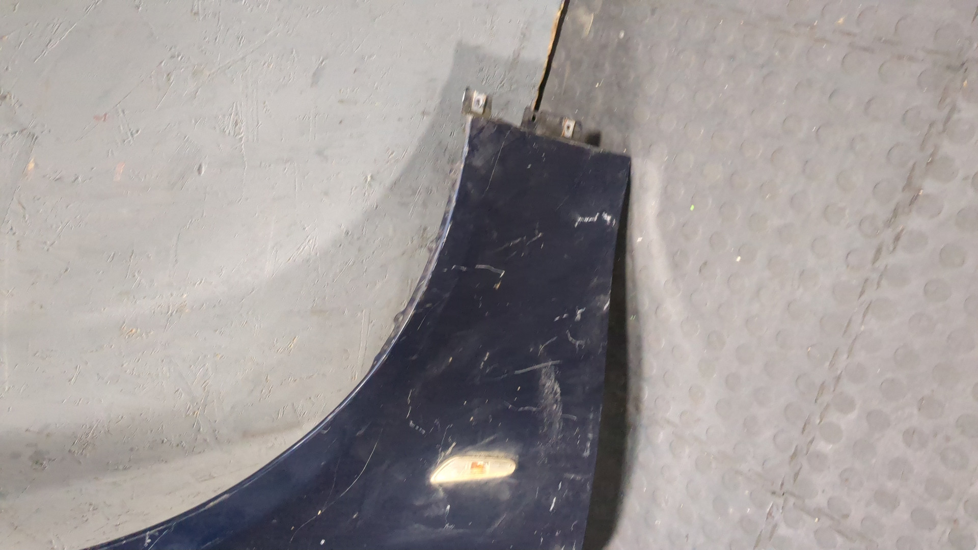 Крыло переднее правое