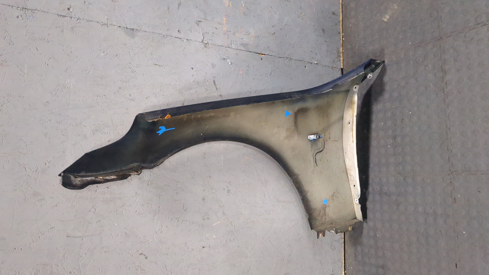 Крыло переднее правое