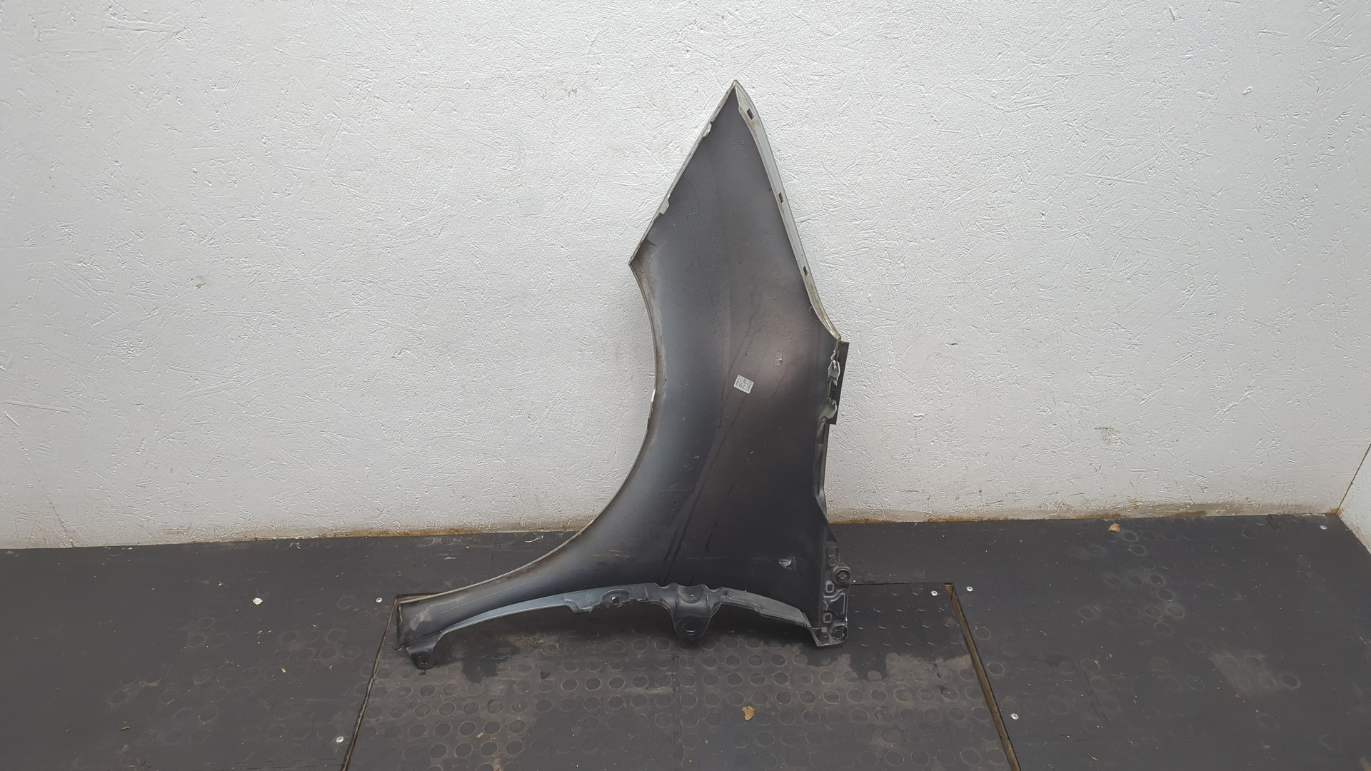 Крыло переднее правое