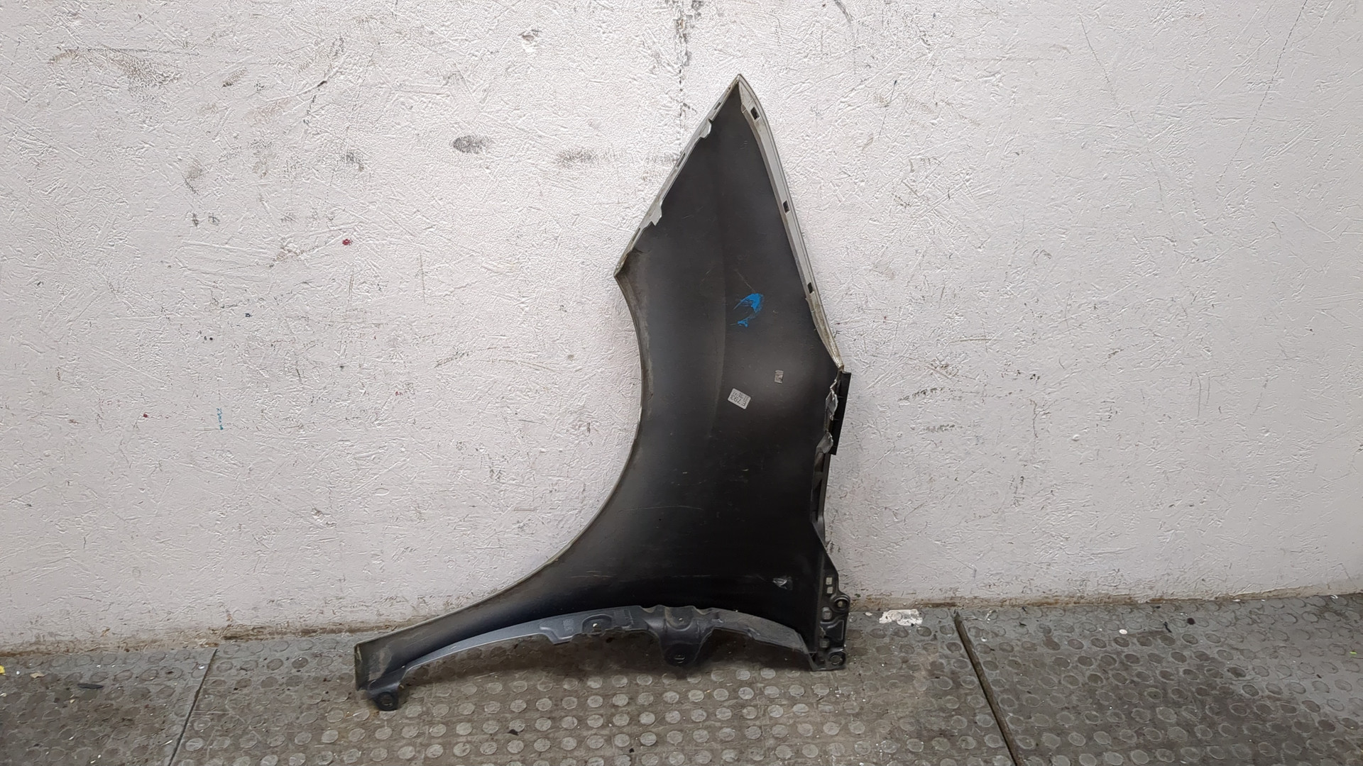 Крыло переднее правое