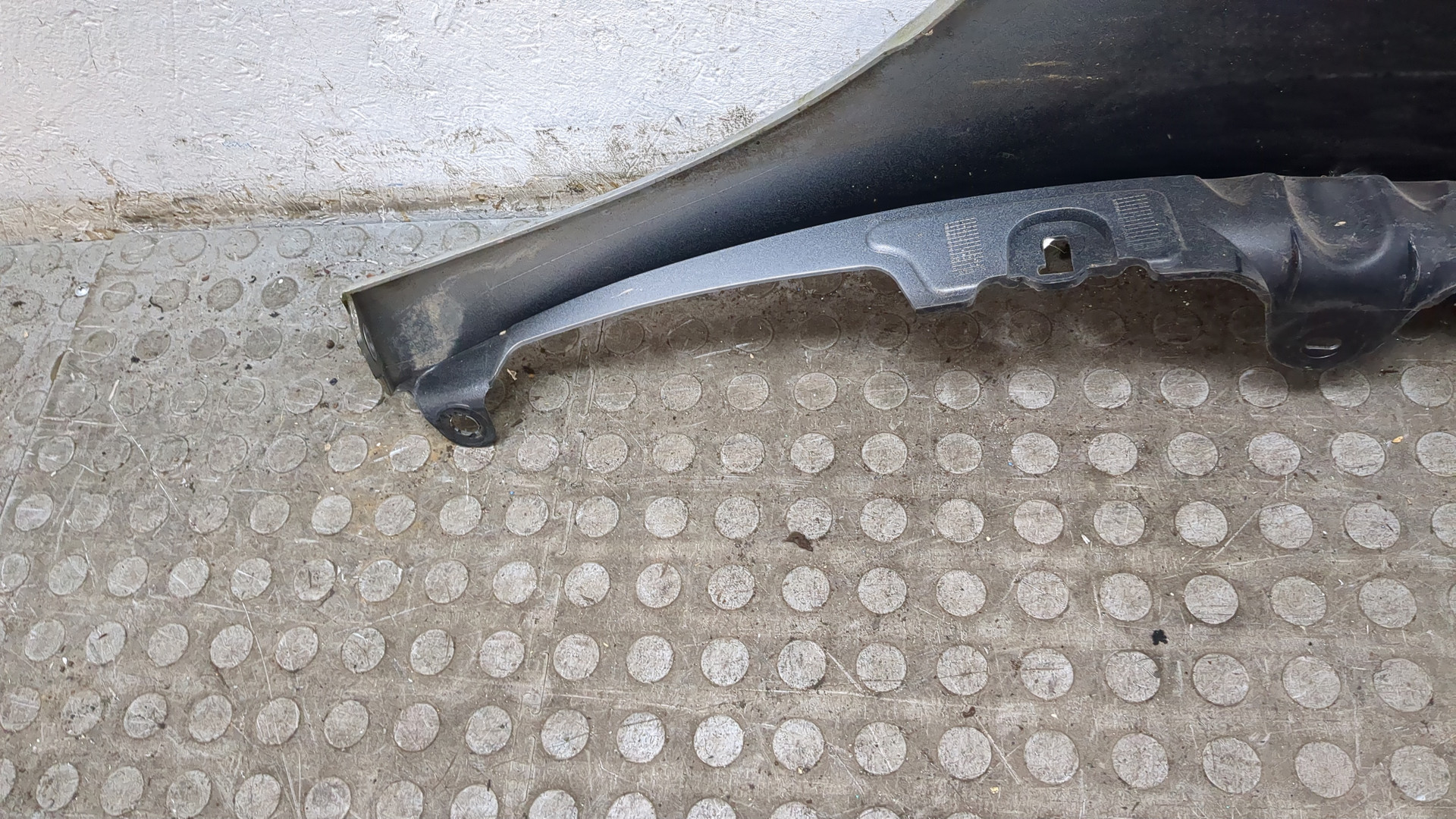 Крыло переднее правое