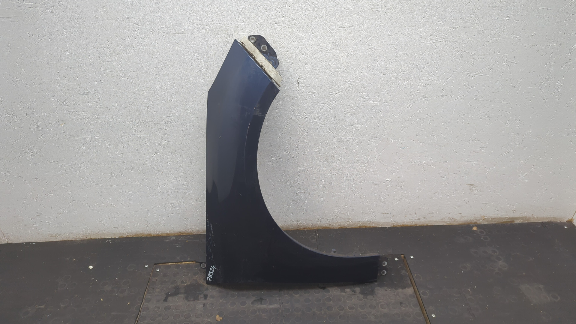 Крыло переднее правое