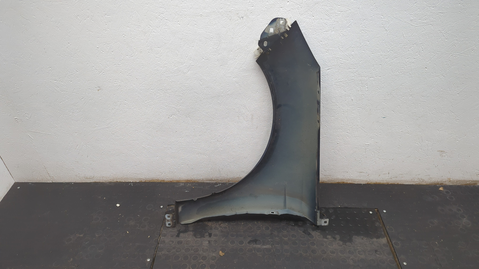 Крыло переднее правое