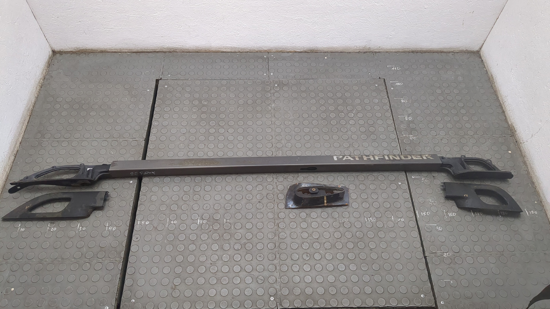 Рейлинг (релинг) левый (планка на крышу)