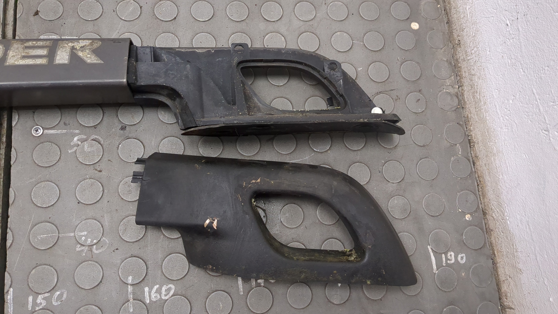 Рейлинг (релинг) левый (планка на крышу)