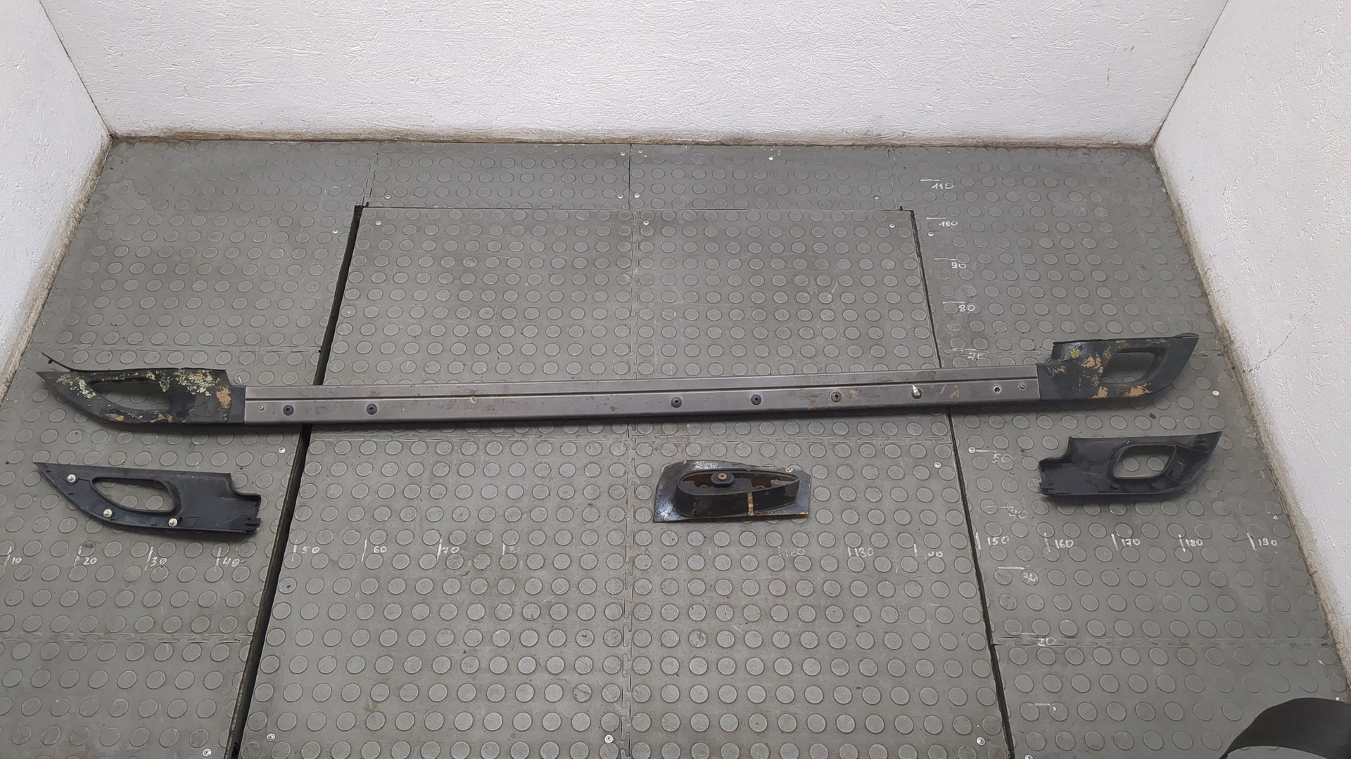 Рейлинг (релинг) левый (планка на крышу)