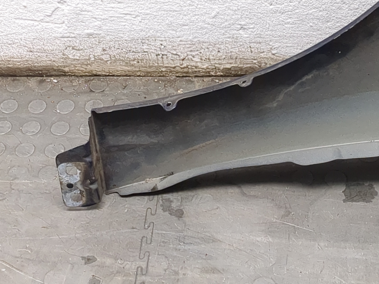 Крыло переднее правое