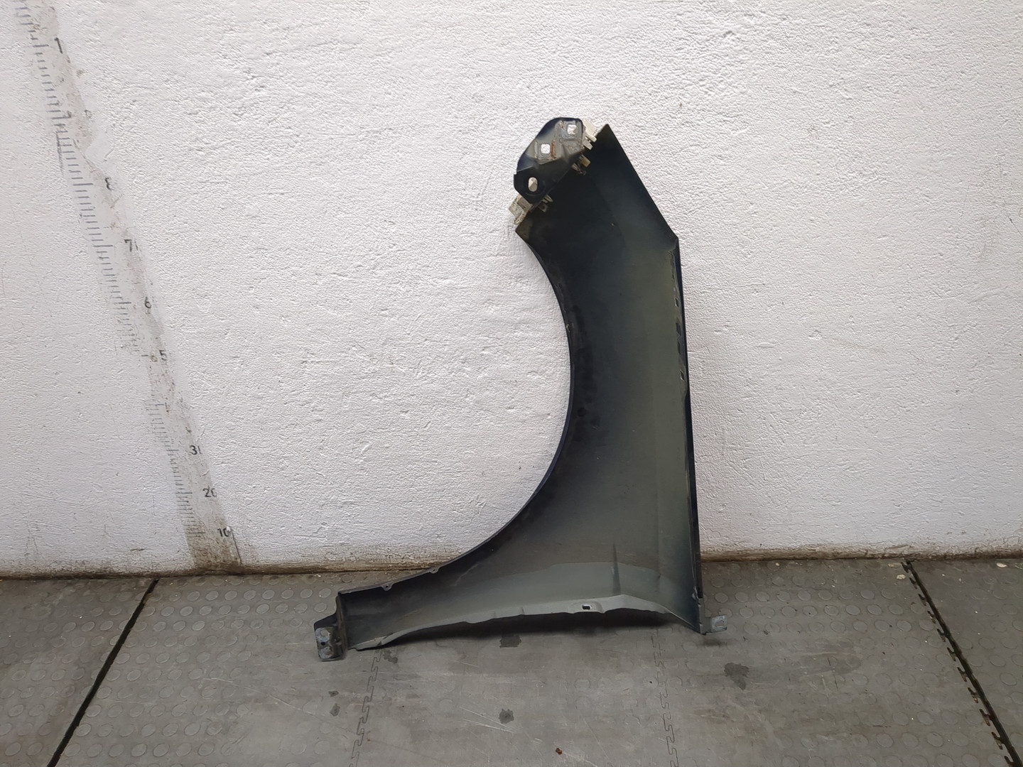 Крыло переднее правое