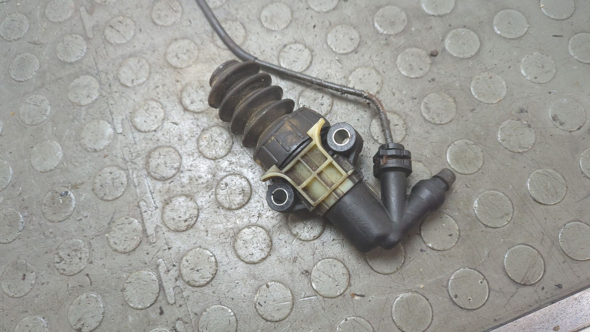 Цилиндр сцепления рабочий