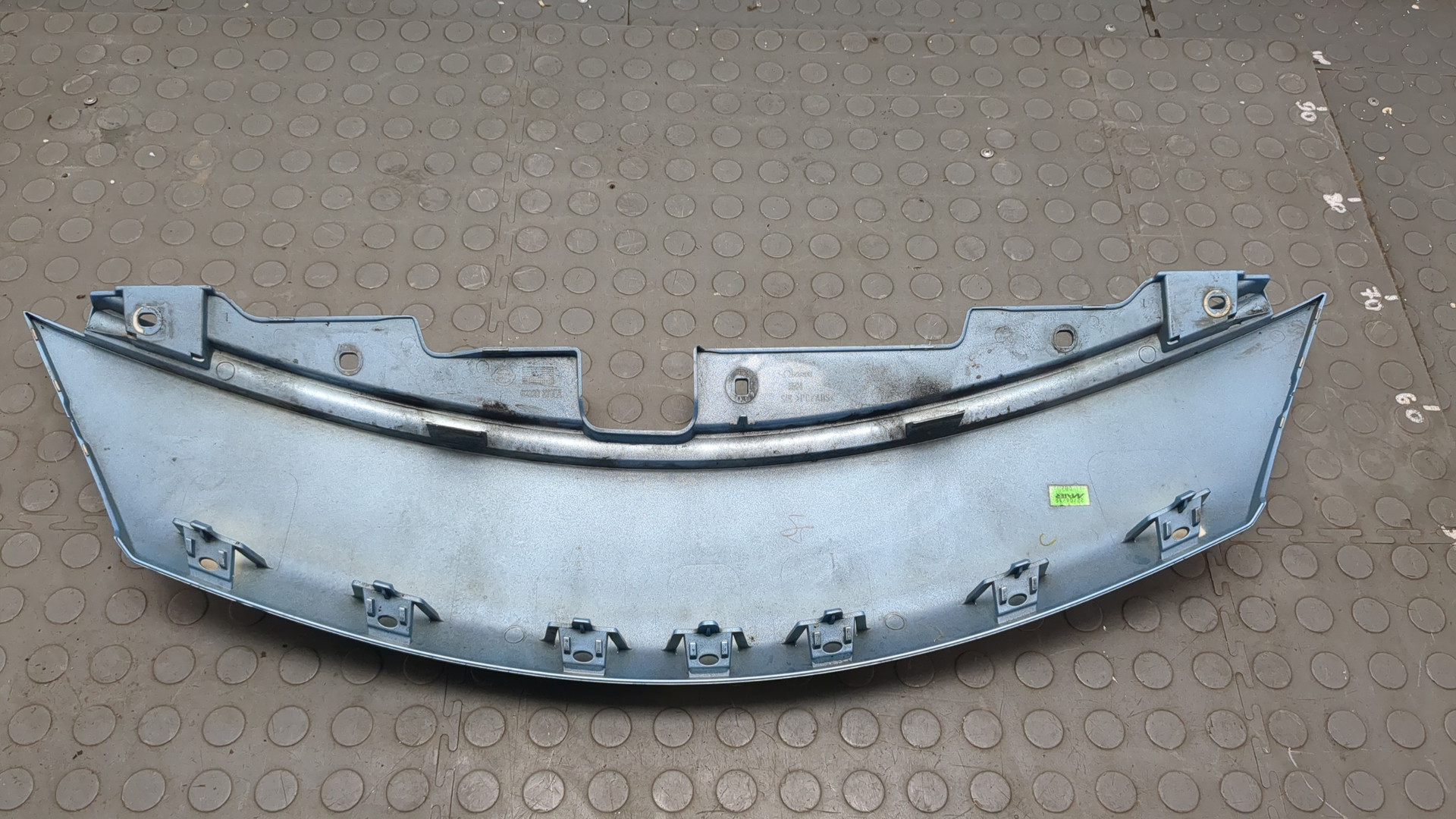 Кожух замка капота