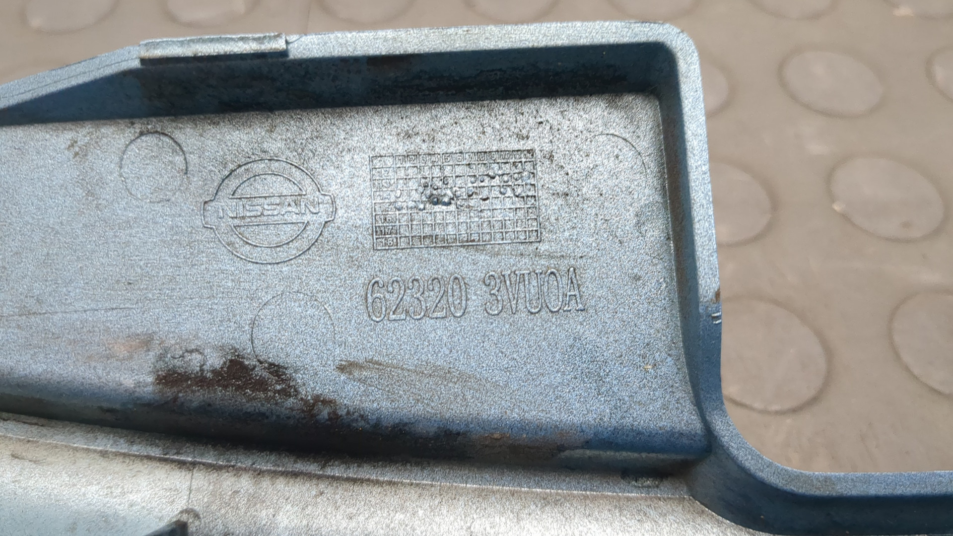 Кожух замка капота