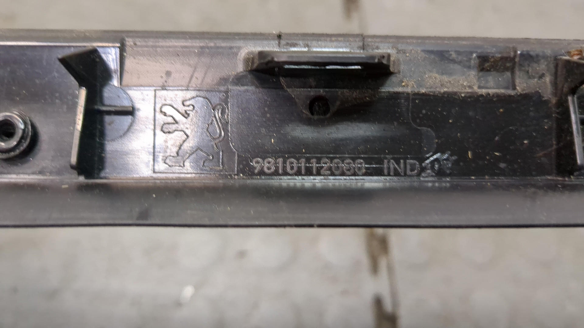 Молдинг лобового стекла