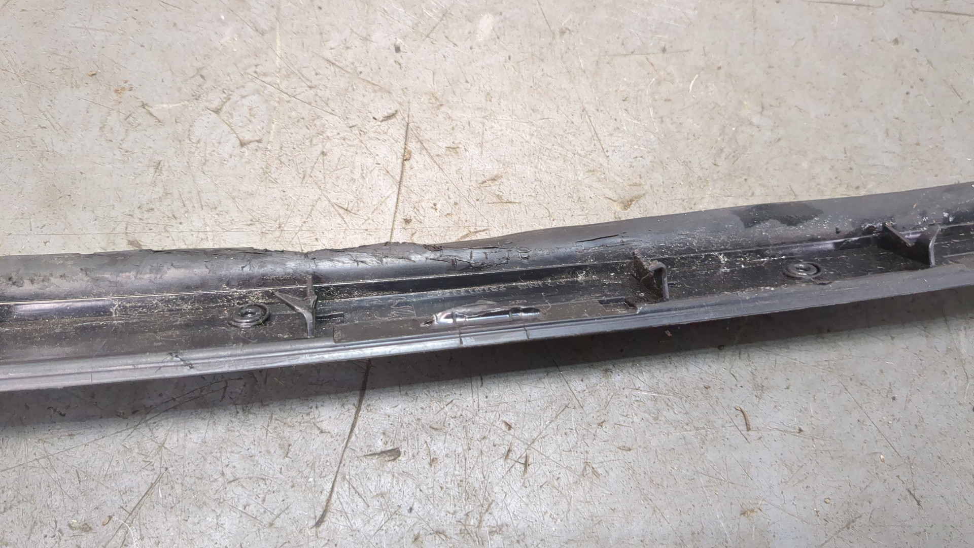 Молдинг лобового стекла