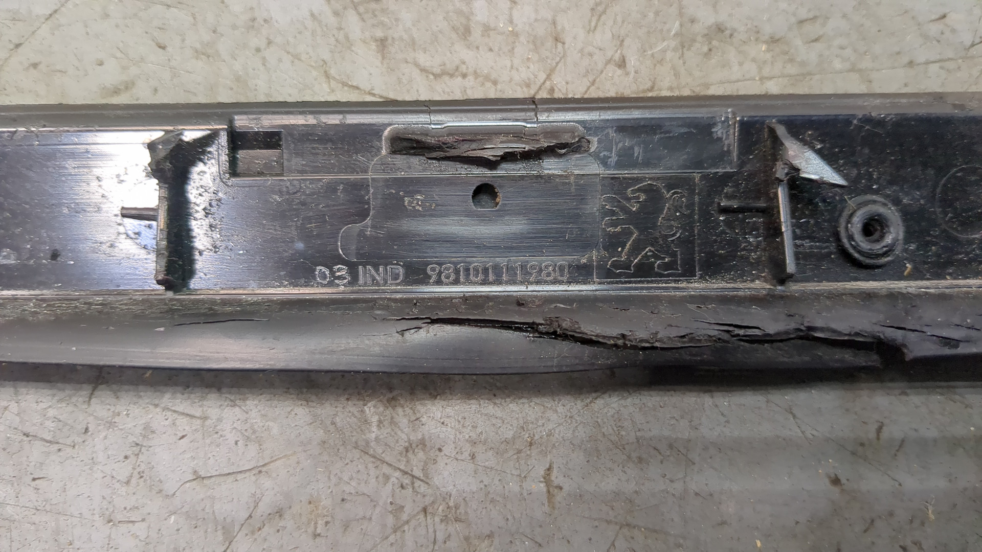 Молдинг лобового стекла