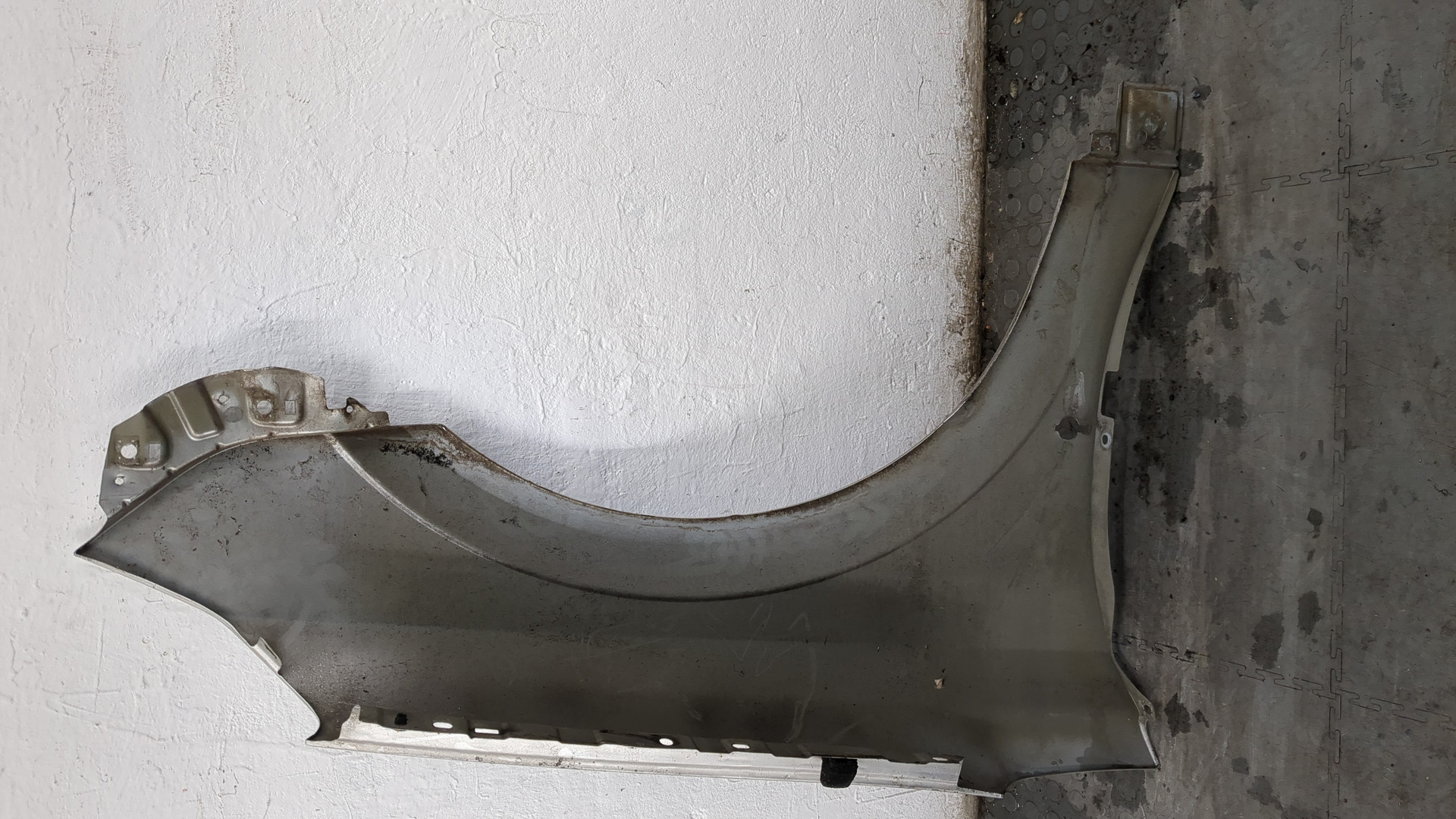 Крыло переднее левое