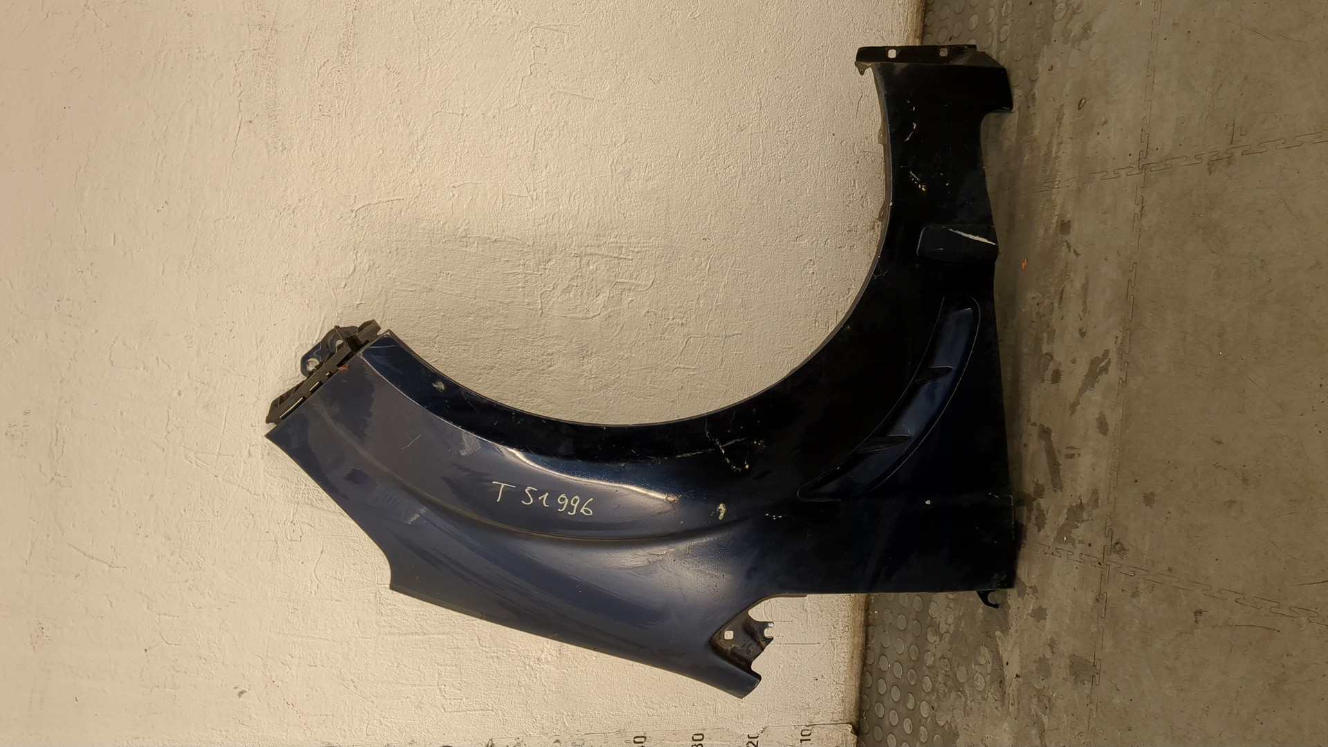 Крыло переднее правое