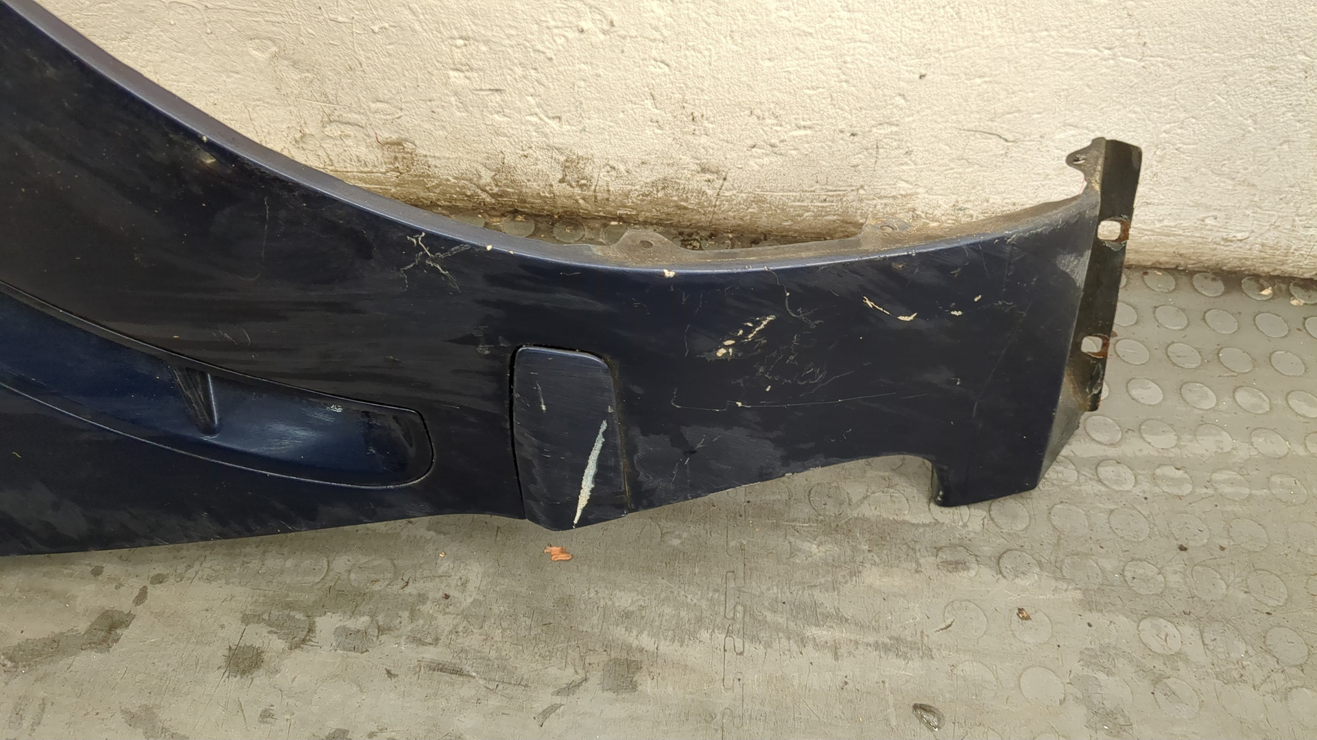 Крыло переднее правое