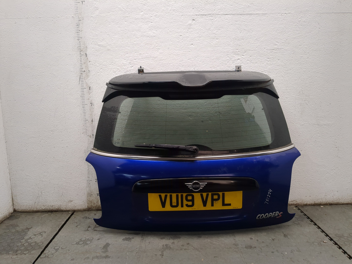 Дверь багажника