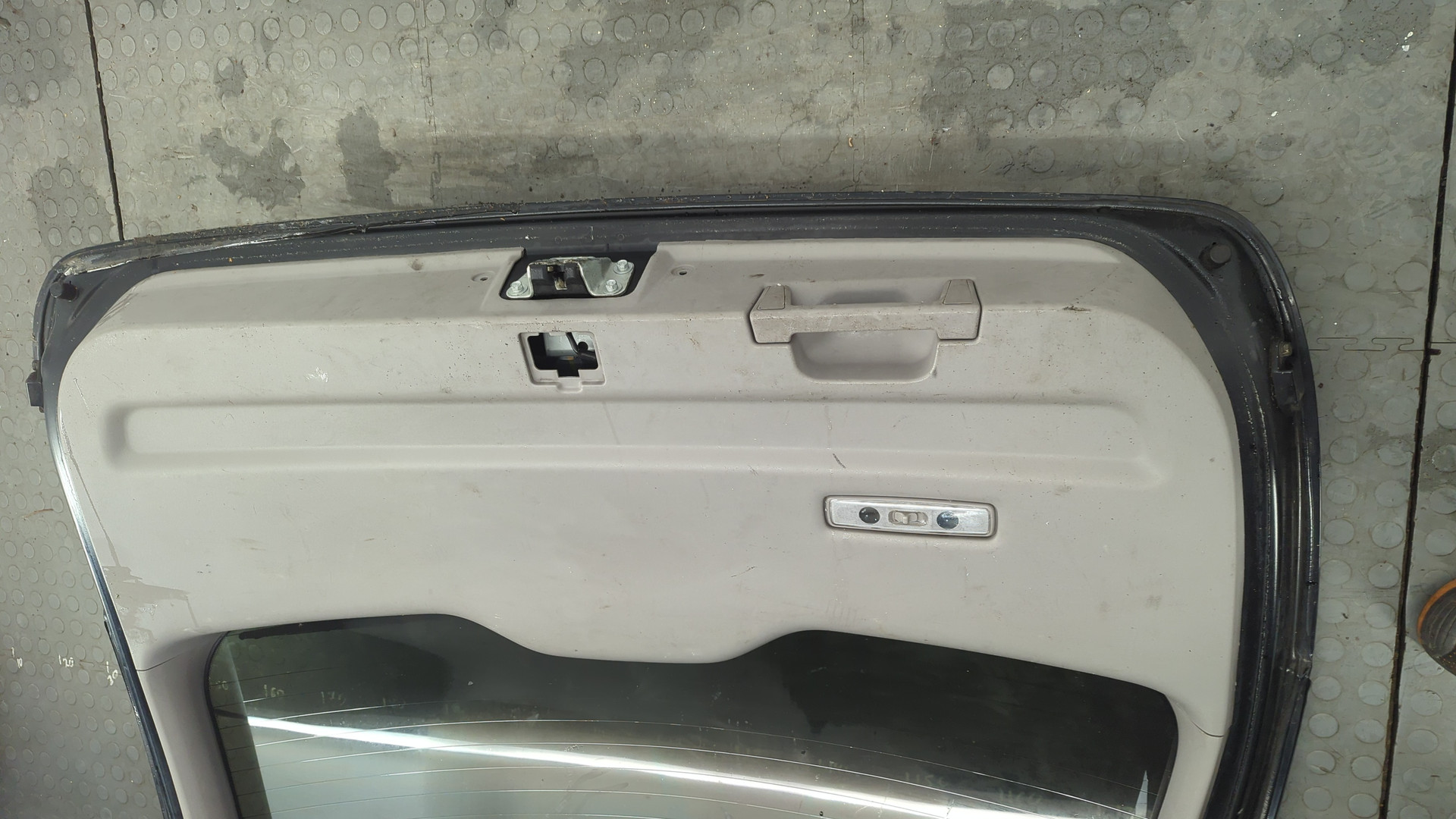 Дверь багажника