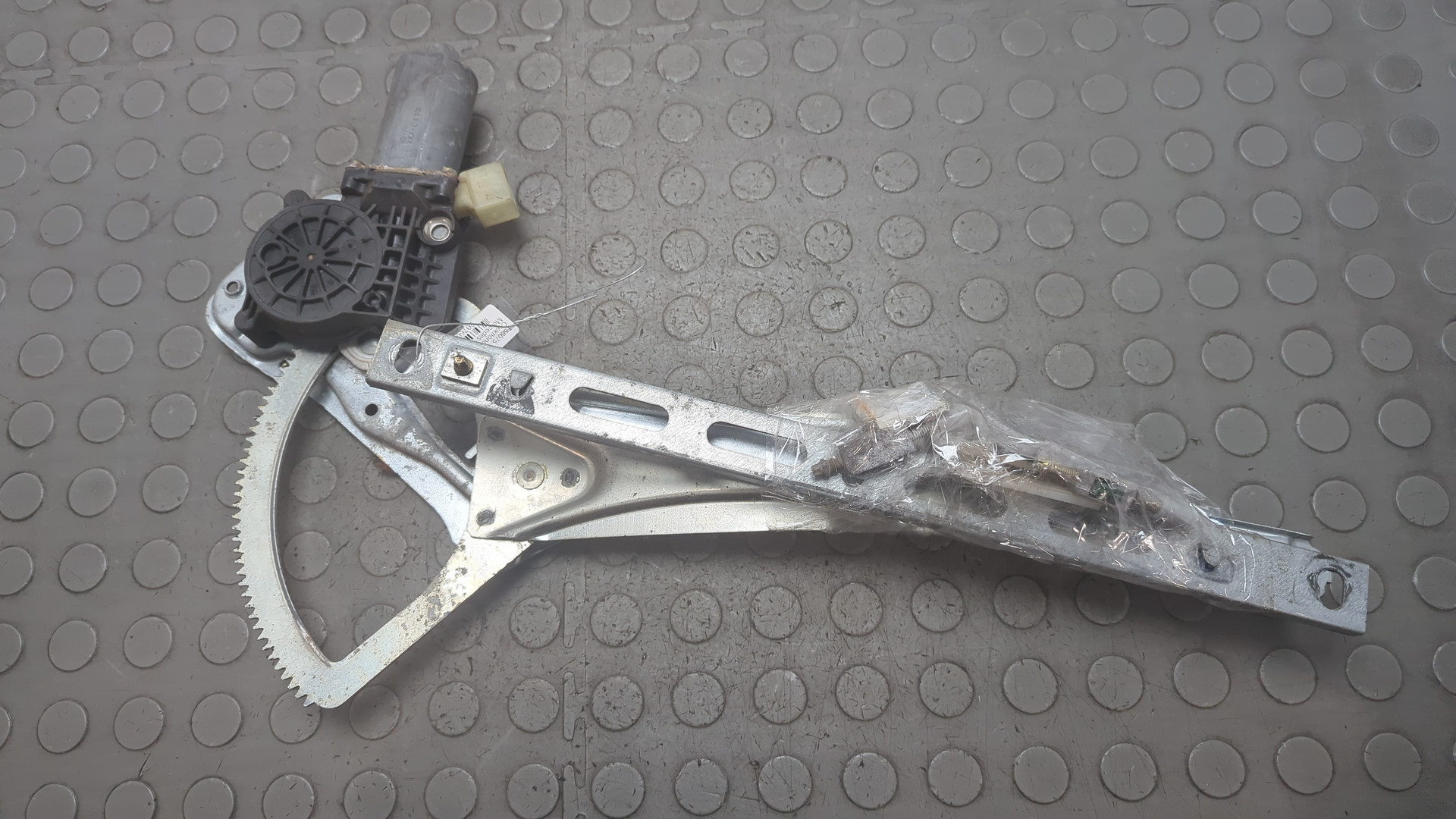 Стеклоподъемник электр. передний правый