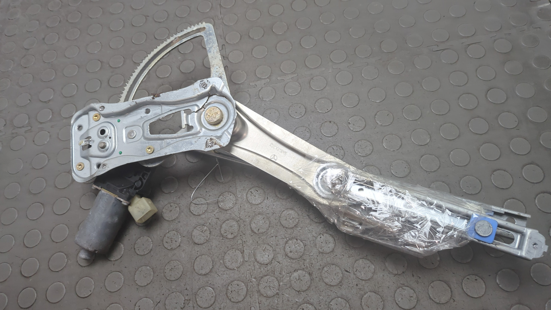 Стеклоподъемник электр. передний правый