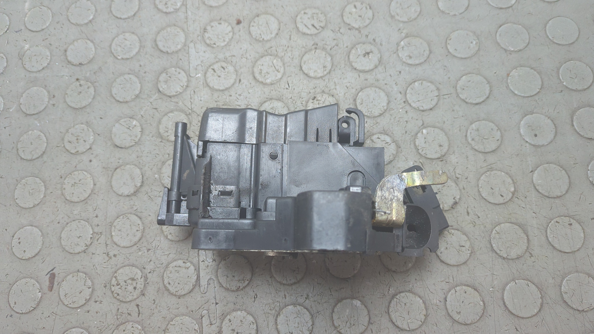 Замок двери передней левой