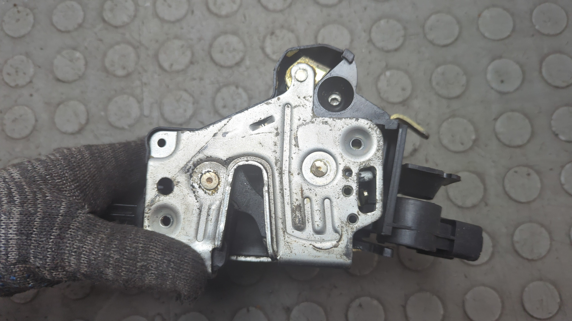 Замок двери передней левой