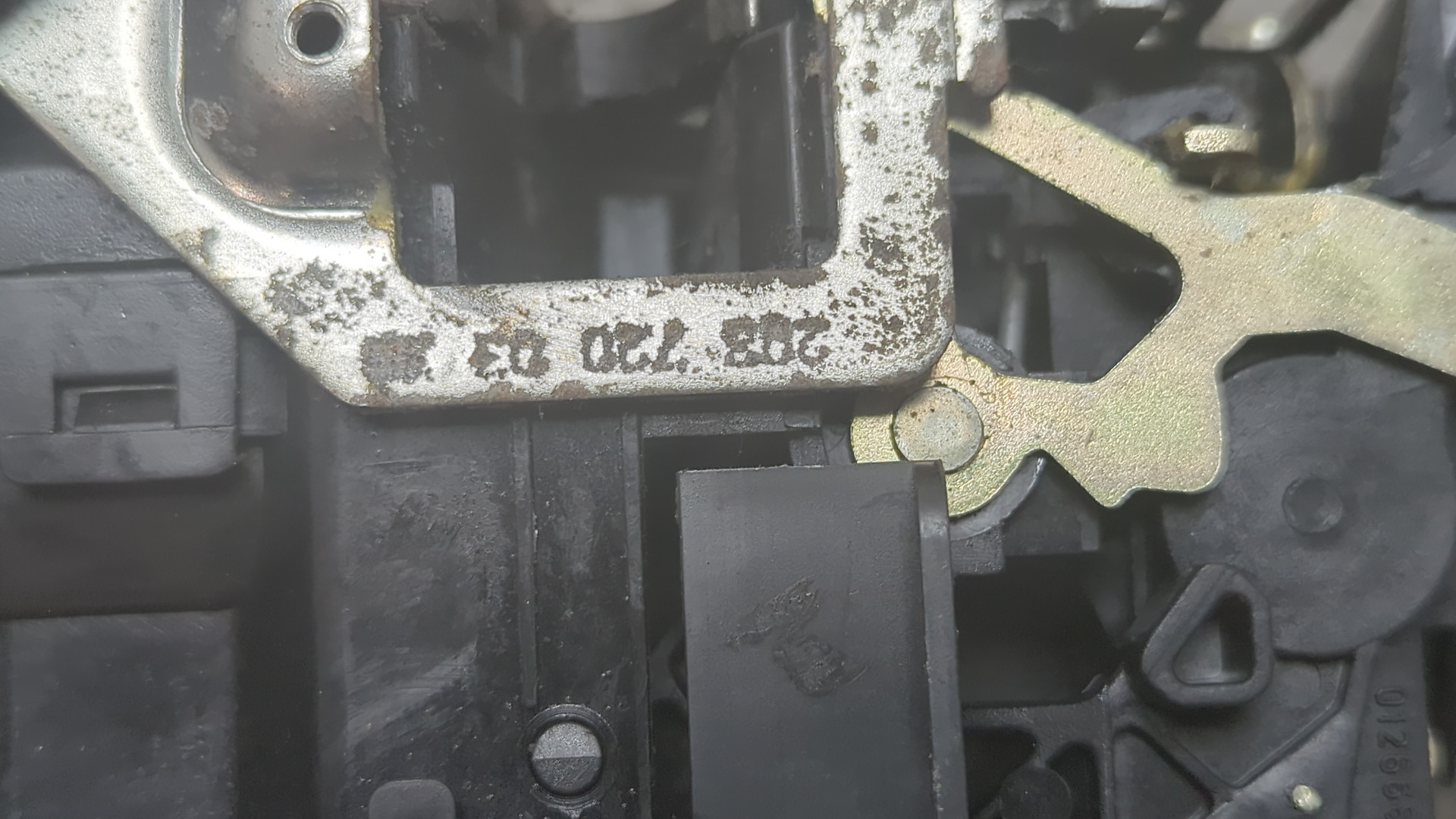 Замок двери передней левой