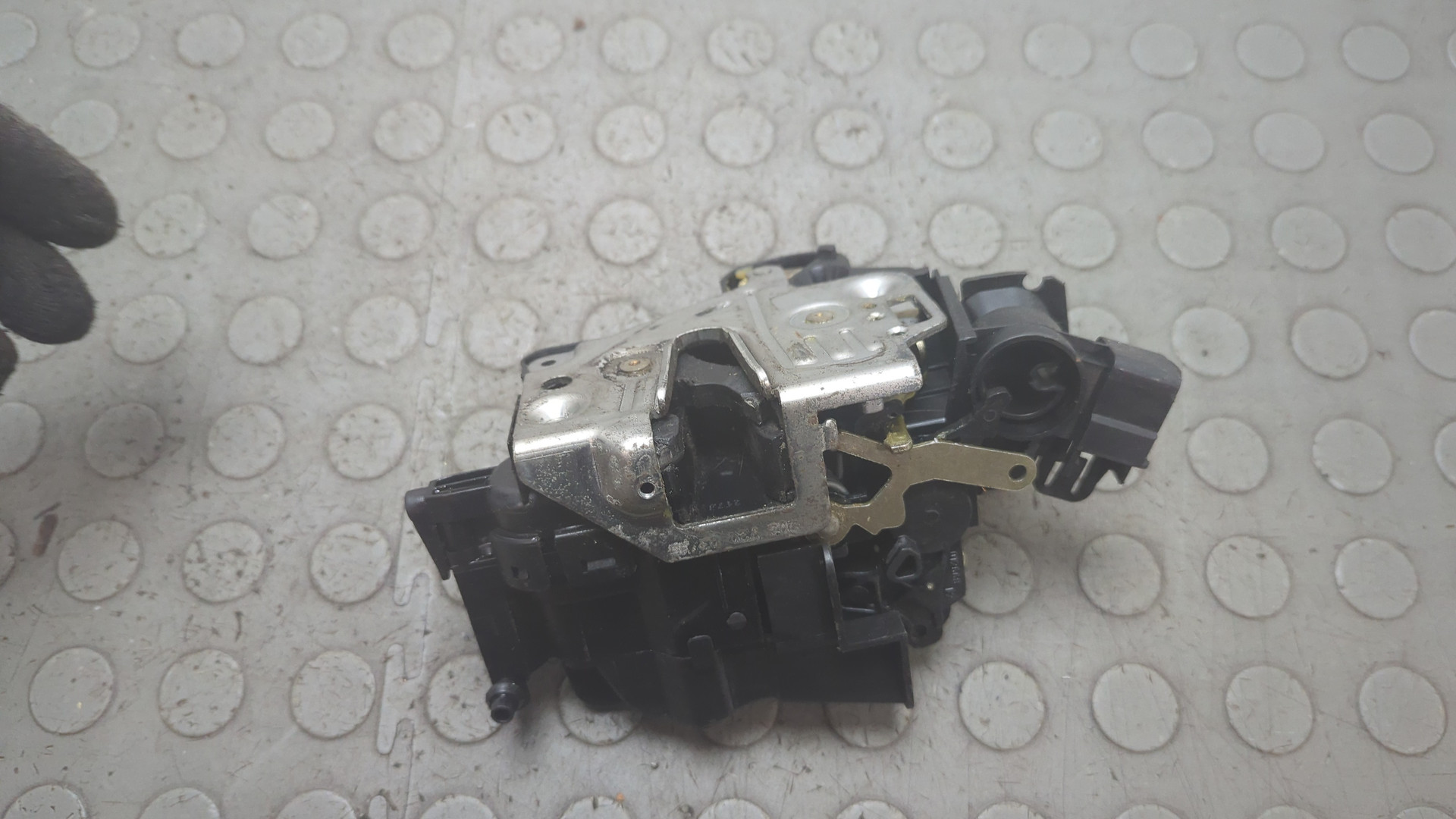 Замок двери передней левой