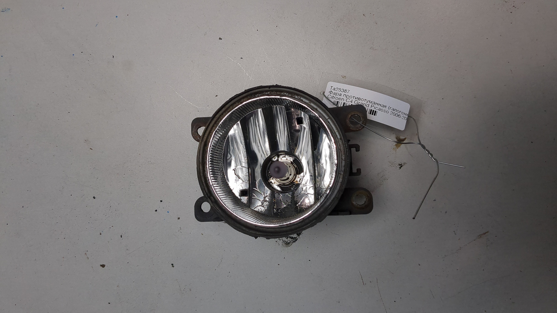 Фара противотуманная левая