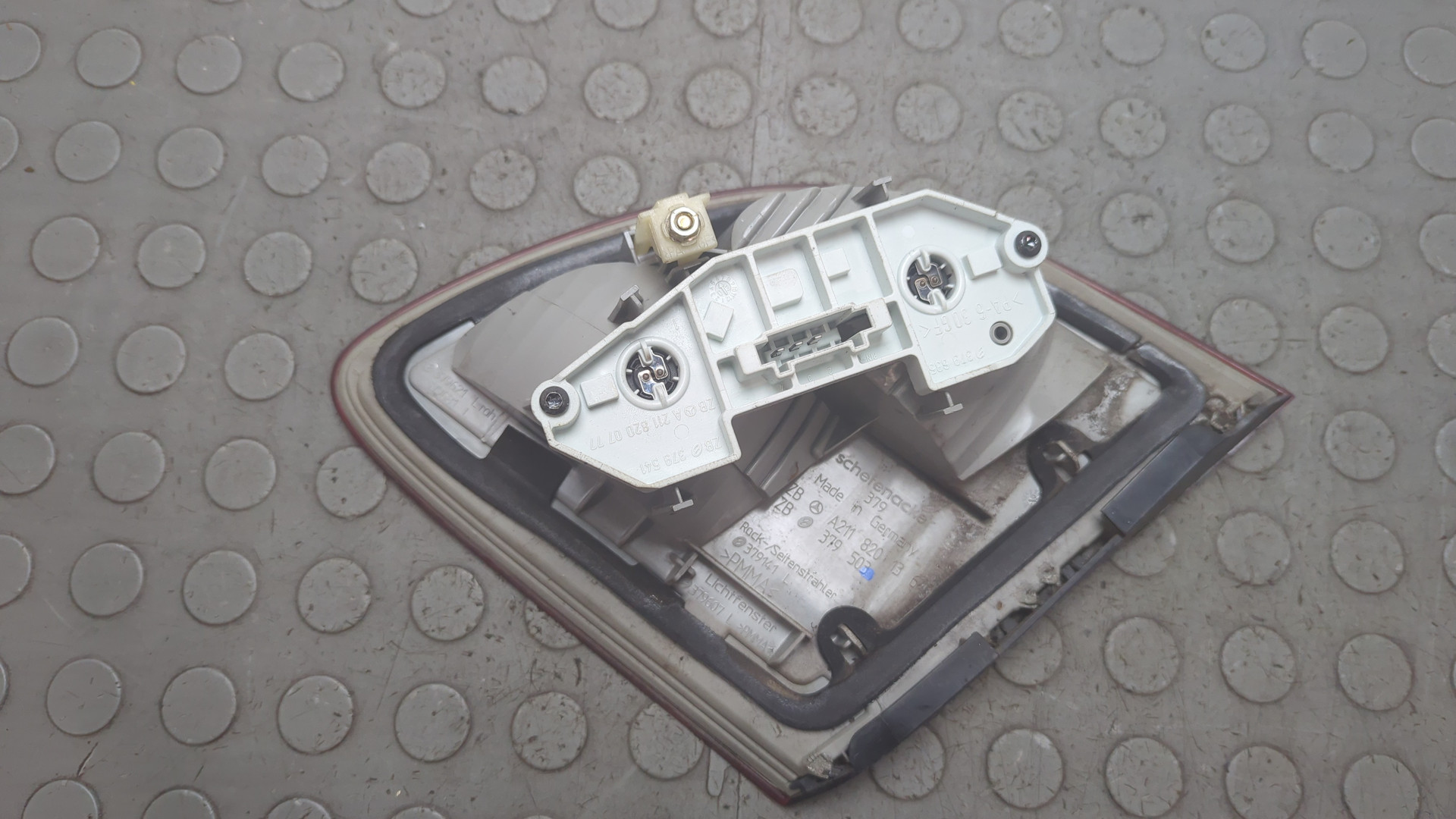 Фонарь задний внутренний левый