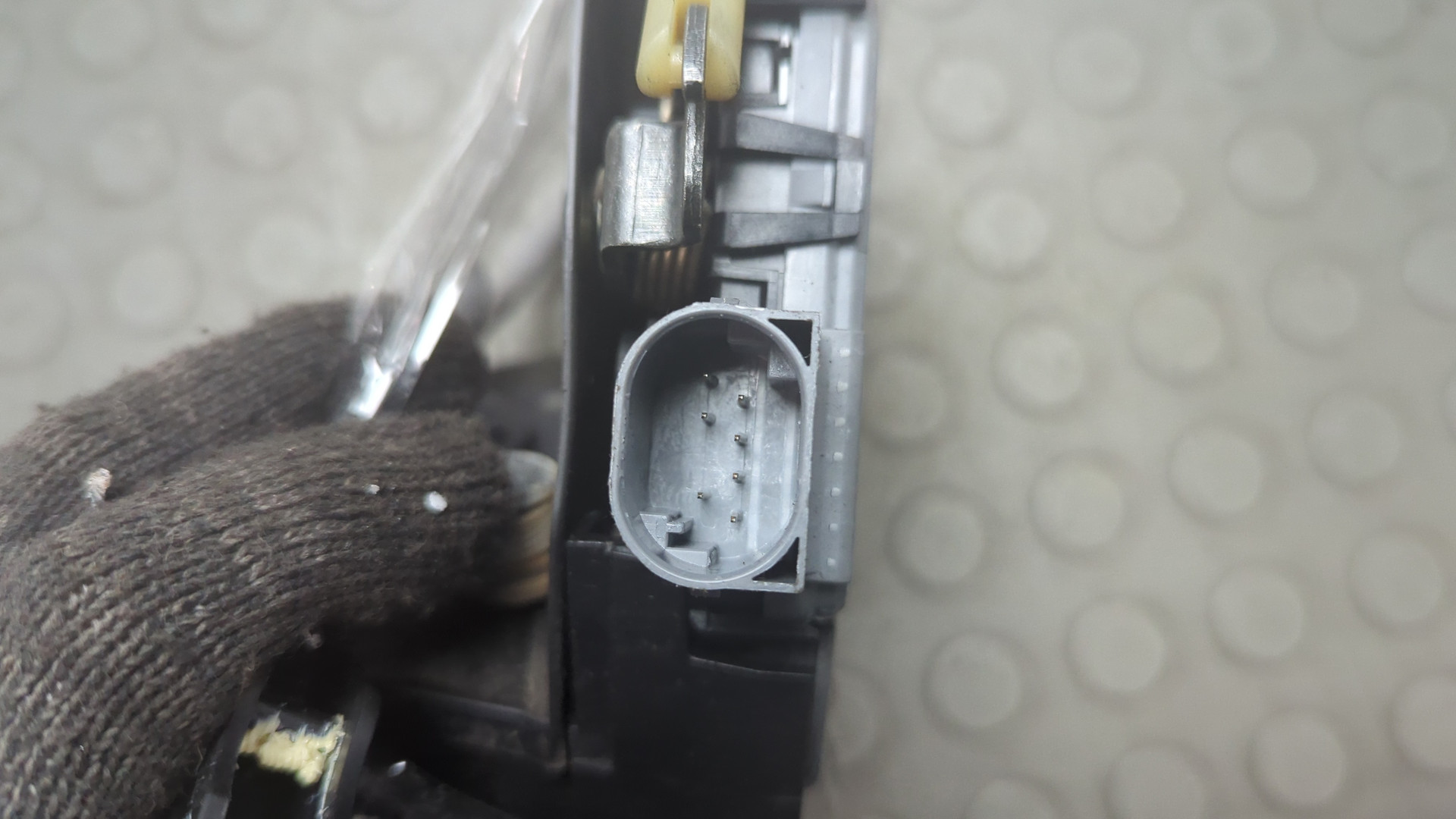 Замок двери передней правой