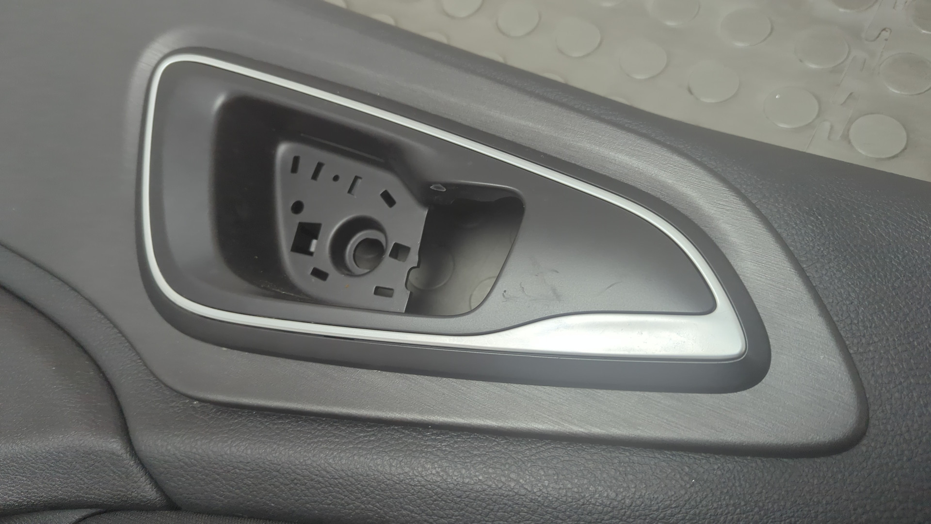 Обшивка двери передней правой