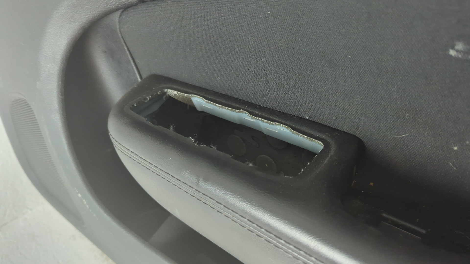 Обшивка двери передней правой