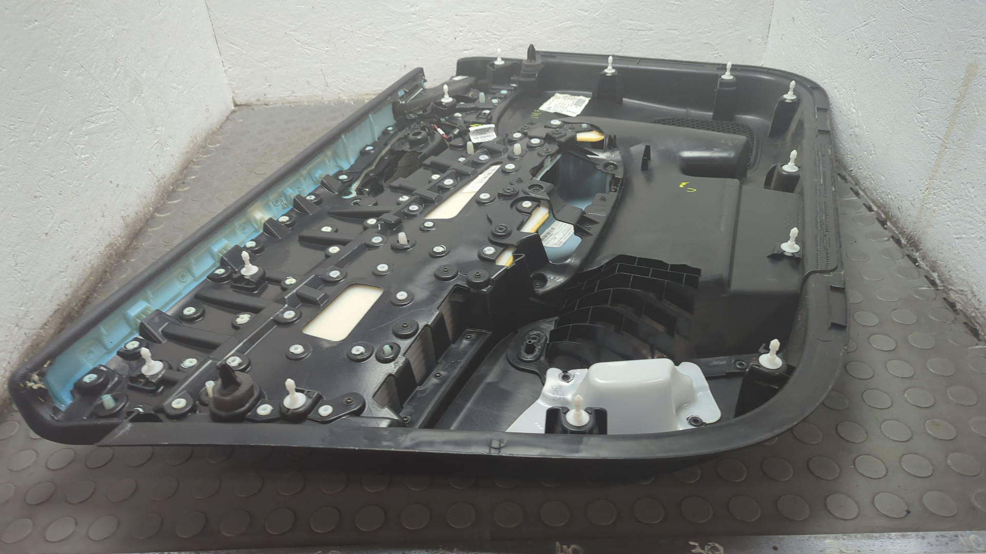 Обшивка двери передней правой