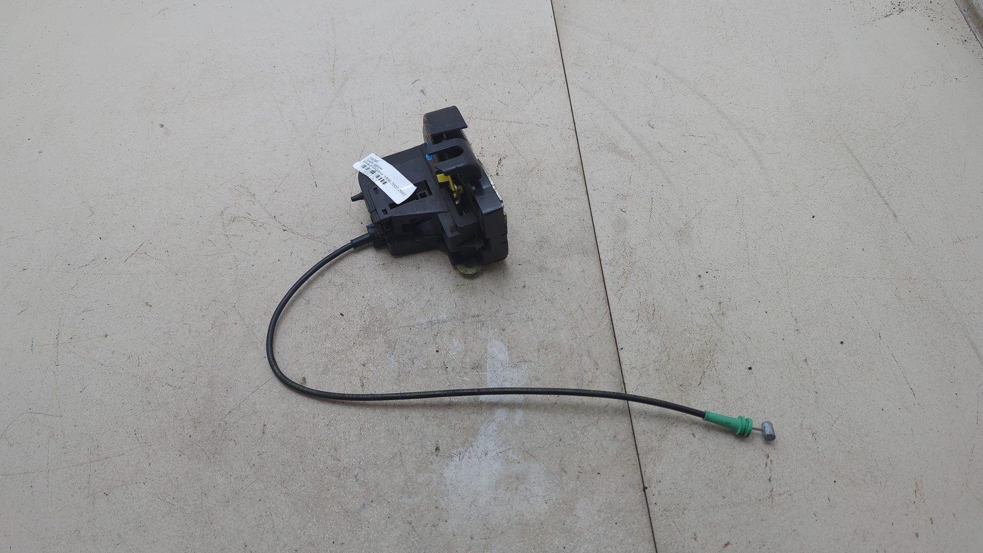 Замок двери передней левой