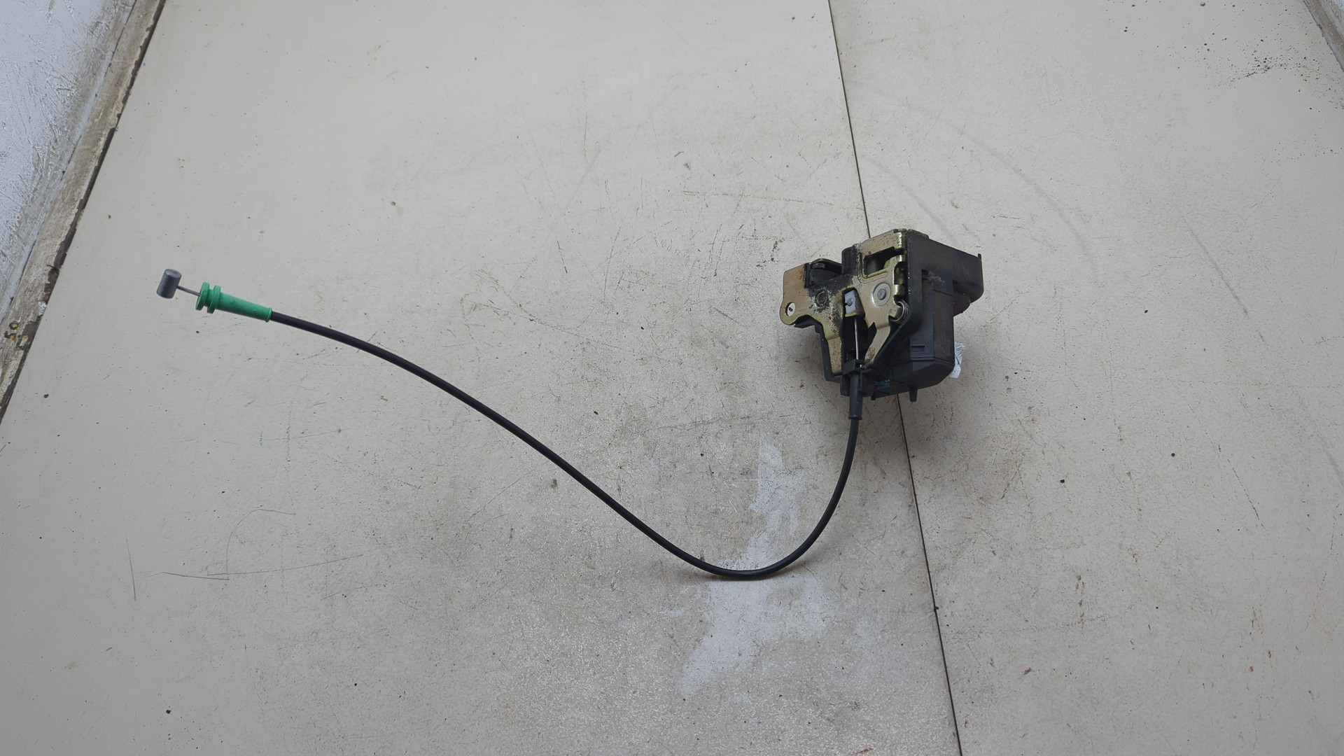 Замок двери передней левой