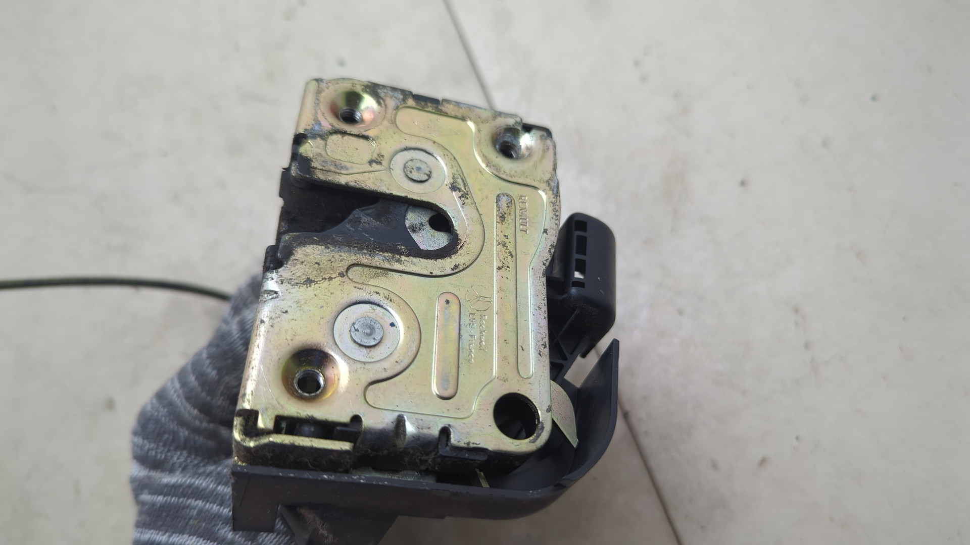 Замок двери передней левой