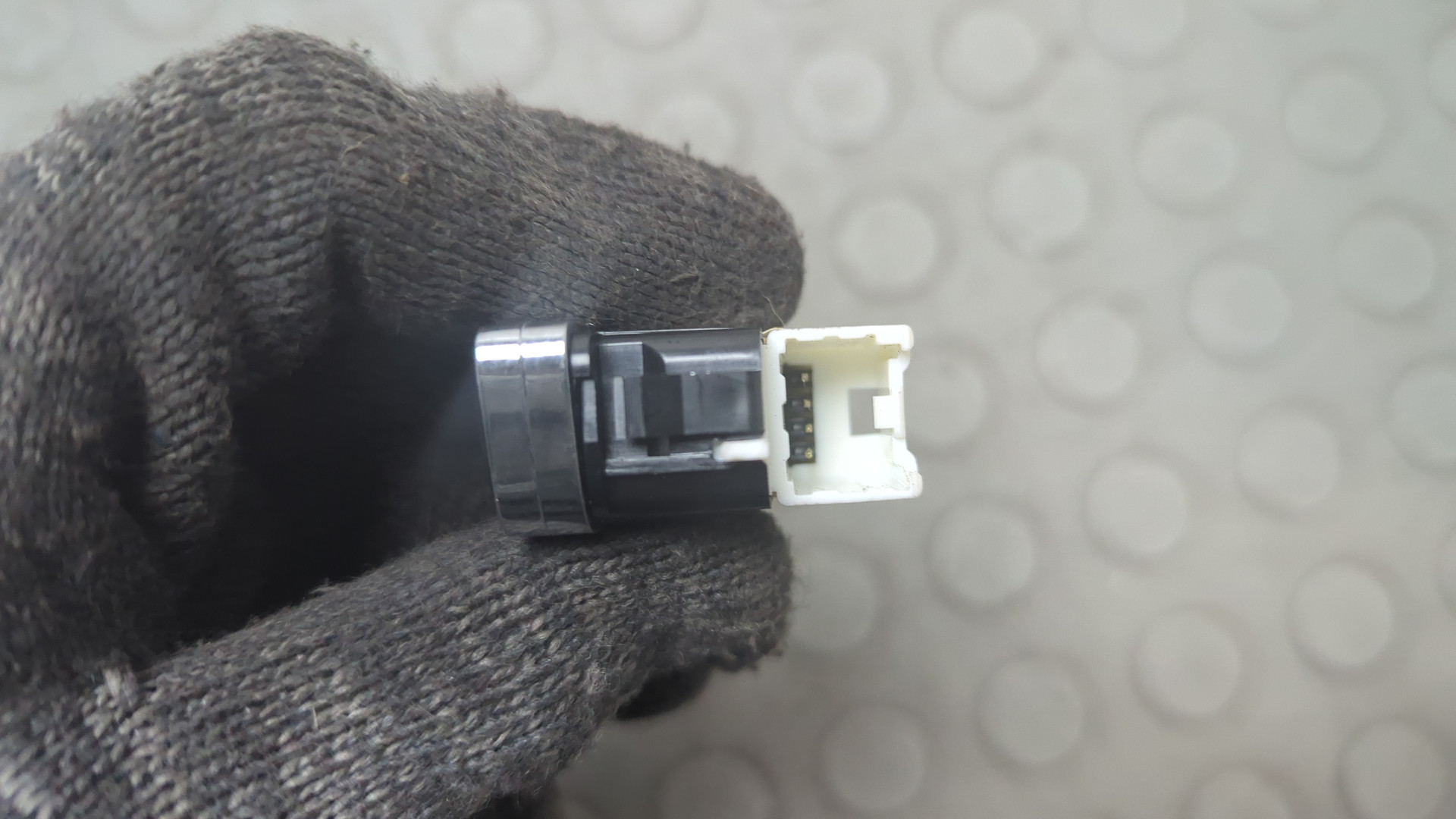 Кнопка стеклоподъемника