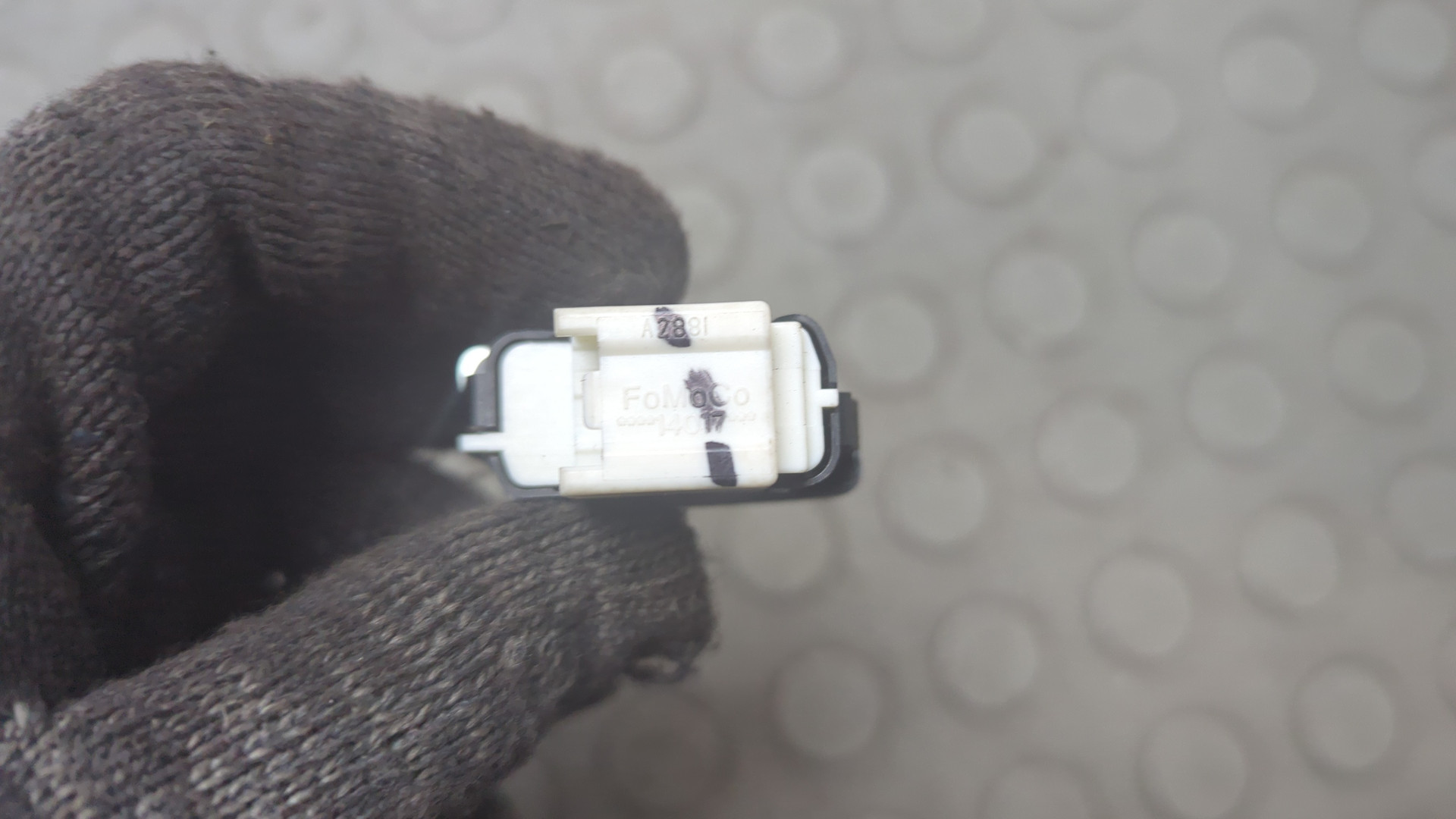 Кнопка стеклоподъемника