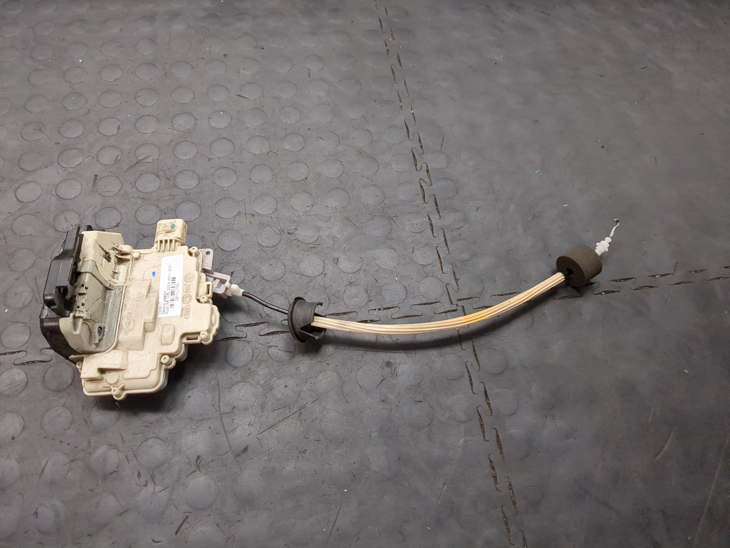 Замок двери передней левой