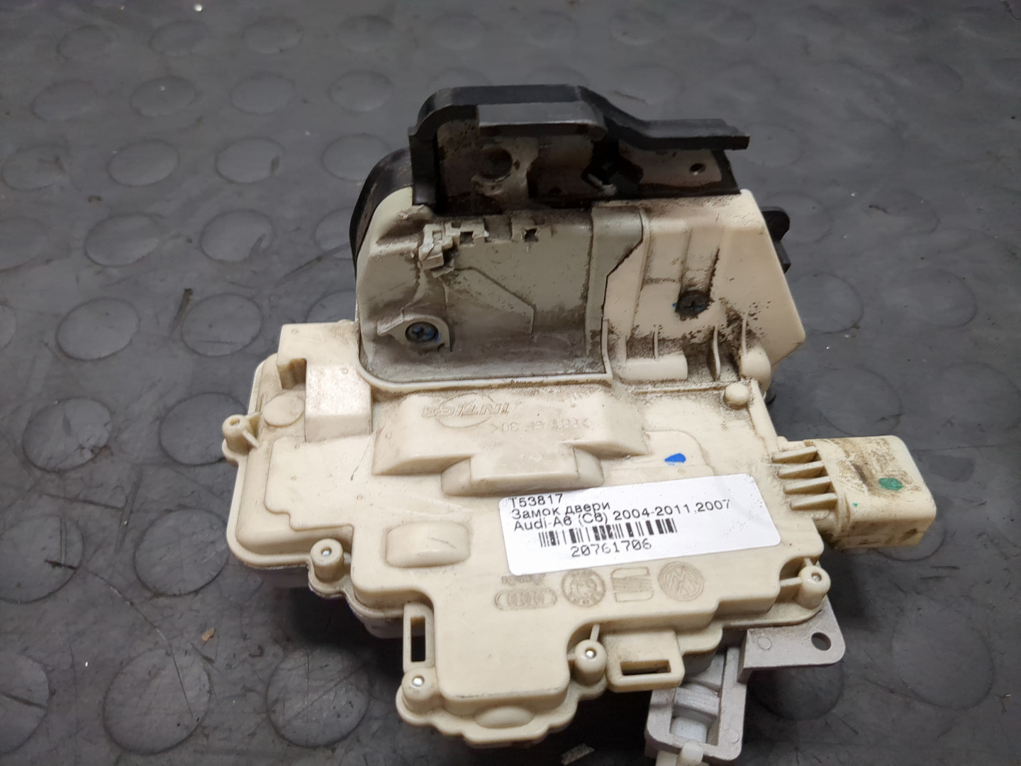 Замок двери передней левой