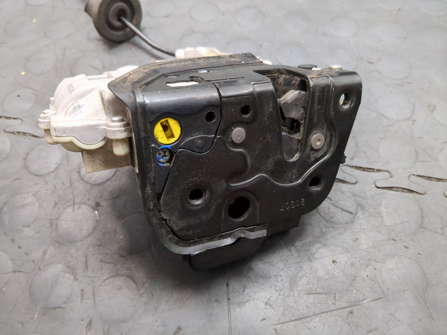 Замок двери передней левой