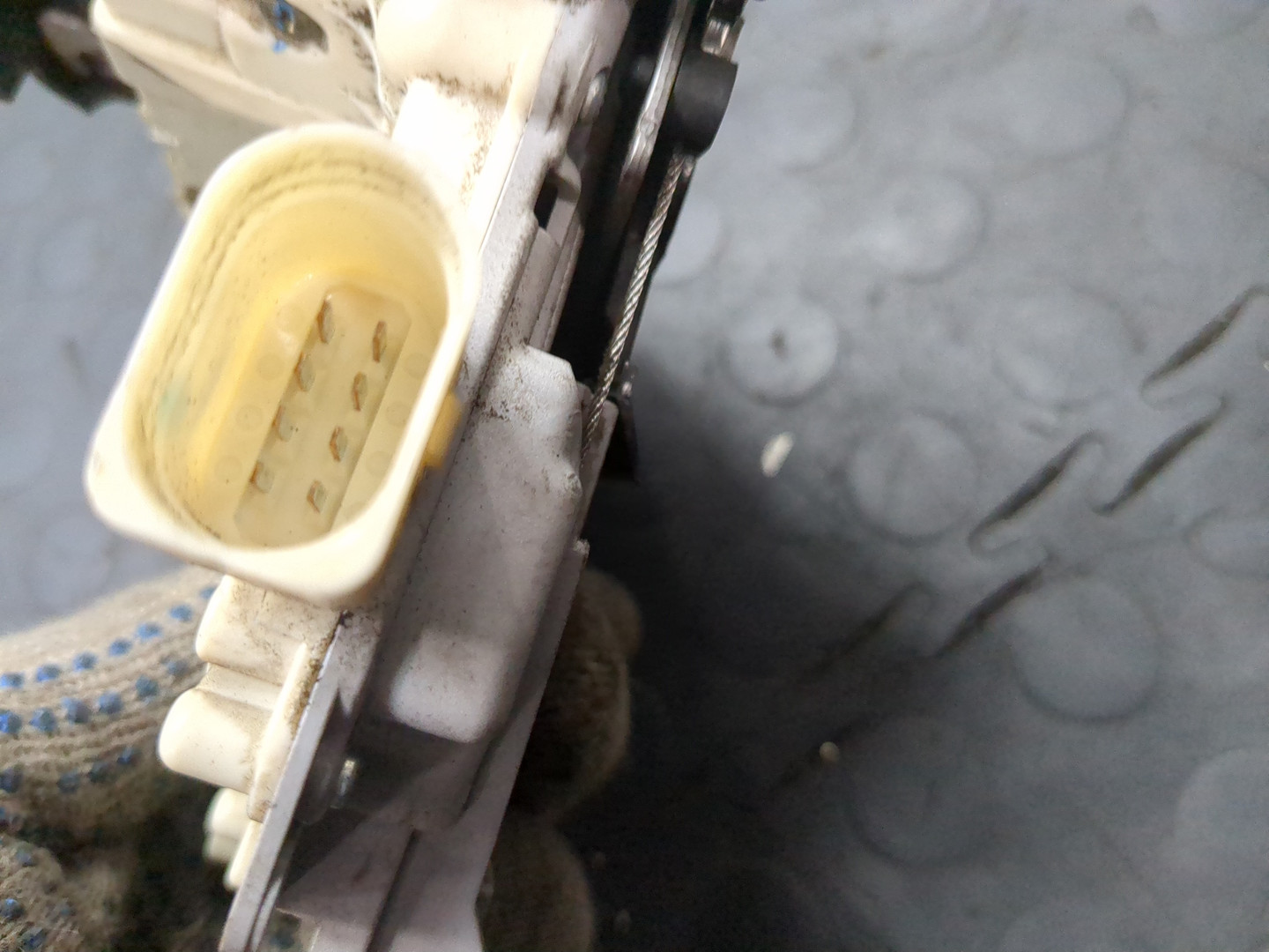 Замок двери передней левой