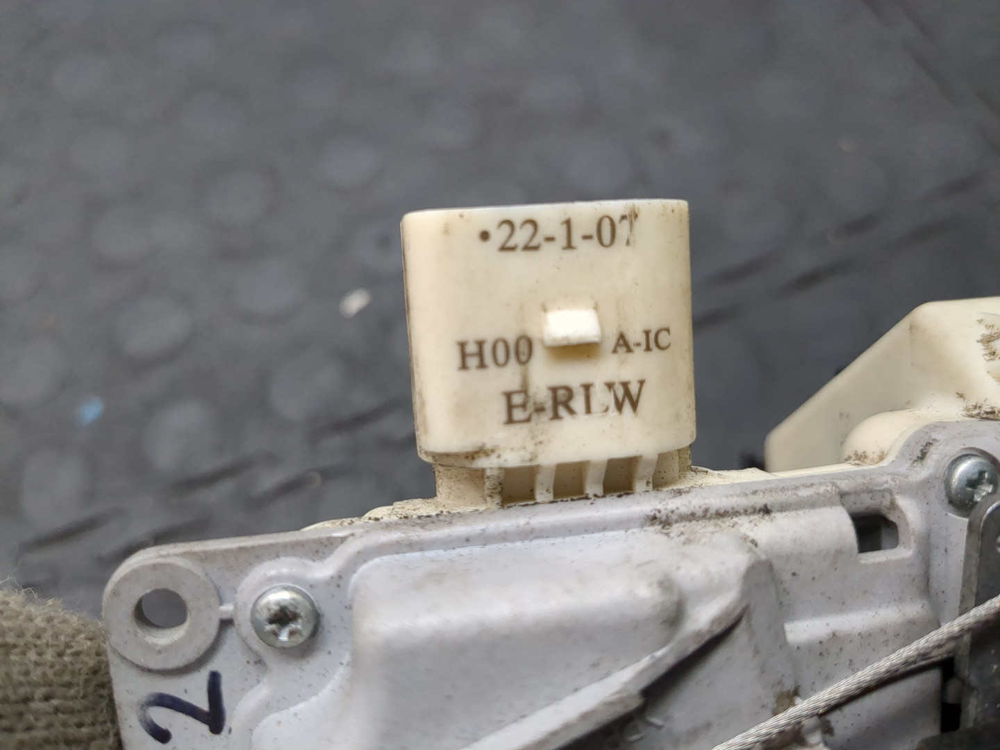 Замок двери передней левой